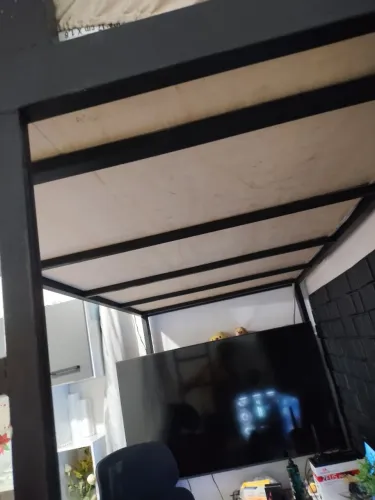 Cama Alta Loft com Estrutura Metálica e Área para Computador