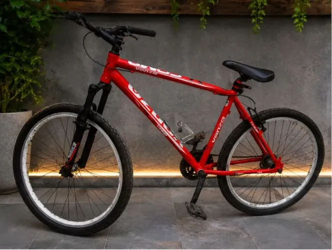 Bicicleta tada em alumínio, em perfeito estado
