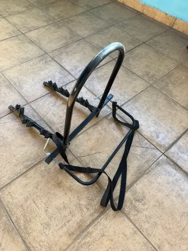 Suporte para colocar bicicleta em carro com roda traseira