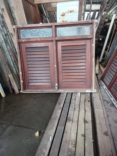 Janela de Massaranduba envernizada 0,90 altura x 1,00 m largura