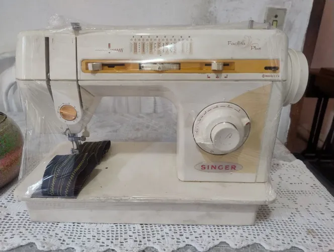 Máquina doméstica Singer semi nova