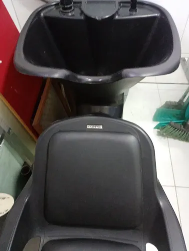 Lavatório preto moderno profissional em bom estado de uso.