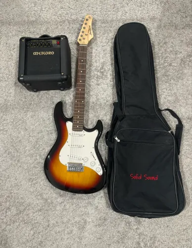 Guitarra Strinberg, amplificador Meteoro MG10, capa e cabo. Ótimo estado. 