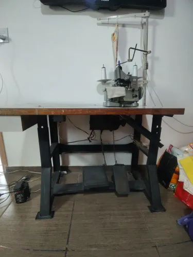 Máquina de costura com mesa overlock