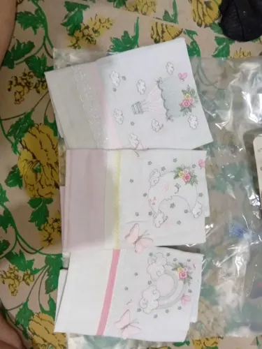 Conjunto com 3 peças de fraldas bordadas