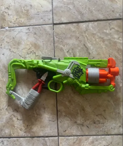 lançador nerf zombie strike verde