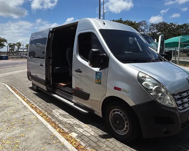 Serviço de van 15 lugares pra alugar 