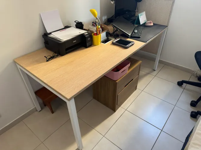 Mesa de Escritório, tampo em Madeira e estrutura em metal