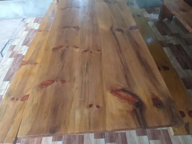 Mesa de madeira com bancos