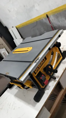 Máquina de Serra Dewalt