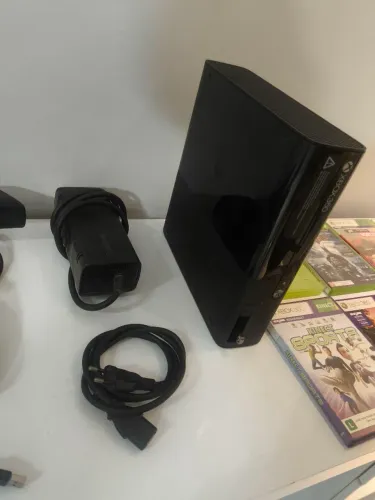 XBOX 360 + KINECT + 2 CONTROLES + JOGOS E FUTEBOL