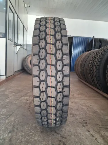 Pneus 295/80 borrachudos novos