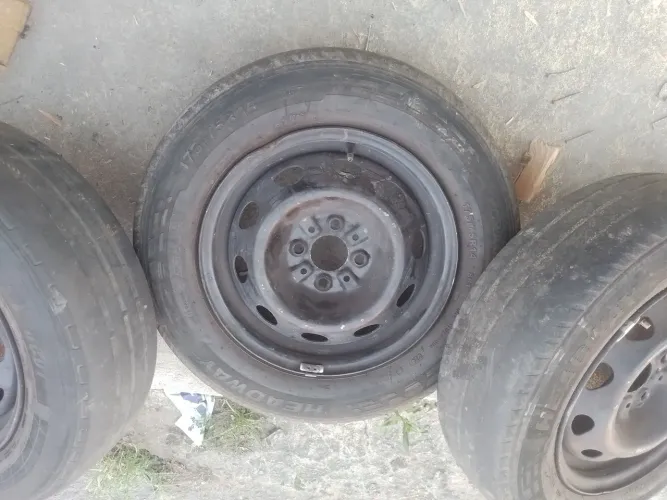 Pneu com aro 14