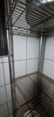 Estante metal ( aço cromado) com 4 prateleiras, usada com pontos de ferrugem