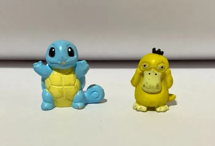 Miniatura do Pokémon Squirtle e Psyduck da coleção Guaraná Caçulinha (anos 2000)