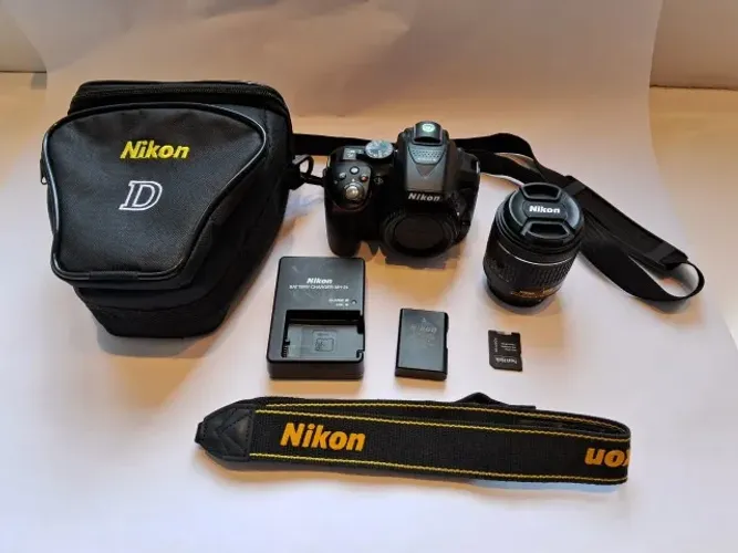 Câmera DSLR Nikon D5300 com lente AF-P Nikkor DX 18-55mm (1:3.5-5.6) G VR