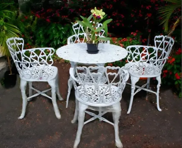 Conjunto 4 Poltronas e 1 Mesa Modelo Viena Estrutura Branco