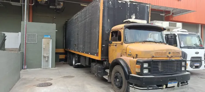 1313 truck baú 