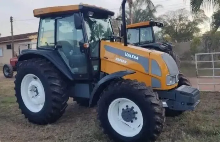 Trator Valtra BM100, ano 2013