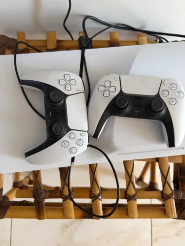 Dois controles do PS5