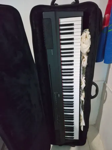 Piano digital Yamaha p125 com case, pedal de sustain, fonte original e suporte em Z