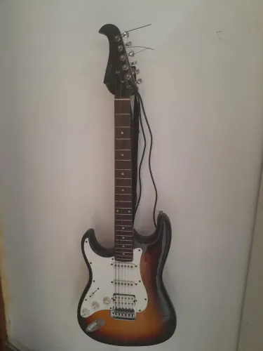 Guitarra Eagle para canhoto