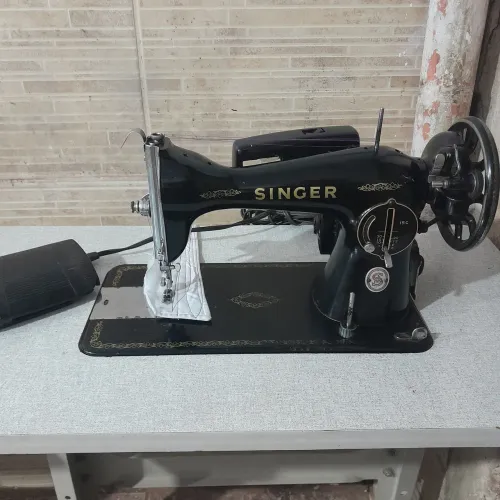 Máquina de costura reta Singer