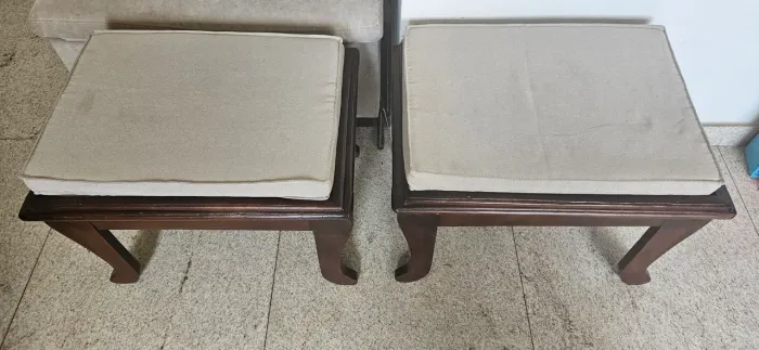 Conjunto de bancos, almofadas estofadas em linho.