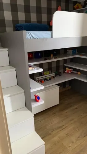 Quarto infantil completo, Cama aérea com escada. Guarda Roupas, Escrivaninha