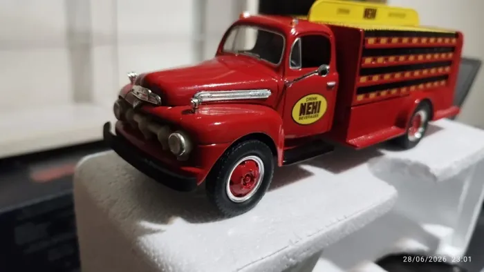 Miniatura caminhão de bebida Ford F6 1951 escala 1.34 marca americana First Gear  