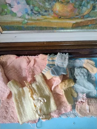 Roupinhas antigas de bebê de lã lote