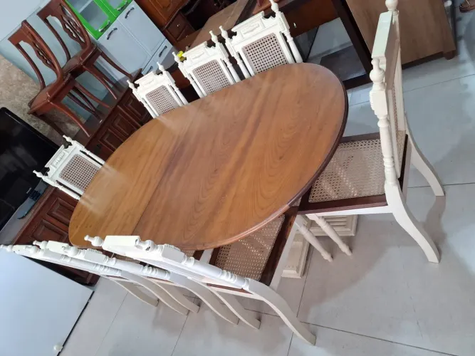 Mesa de jantar 8 cadeiras de madeira