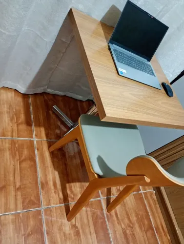 Mesa e cadeira