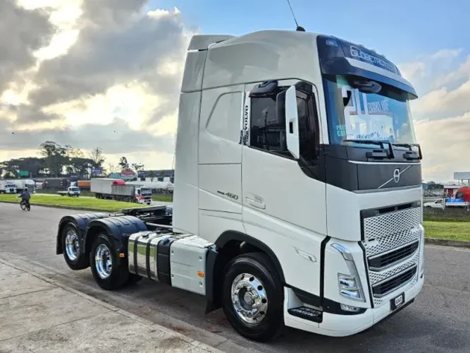 Volvo FH 460 6x2 Globetrotter Teto Alto Automático Ano 24 Baixo Km suspensão mola