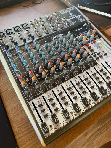 Mesa de Som Behringer Xenyx X1622USB