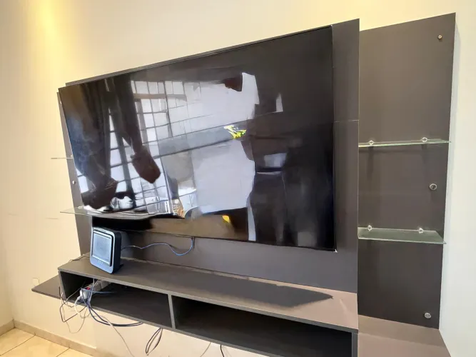 Painel de TV Suspenso Cinza Escuro com Prateleiras de Vidro