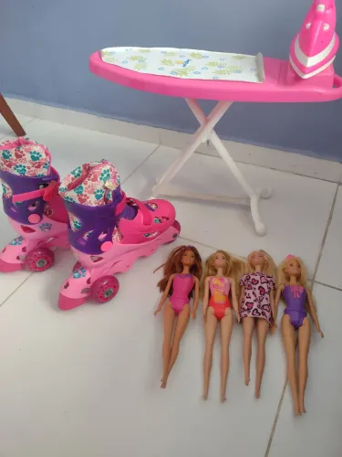 Bonecas e patis da Barbie 