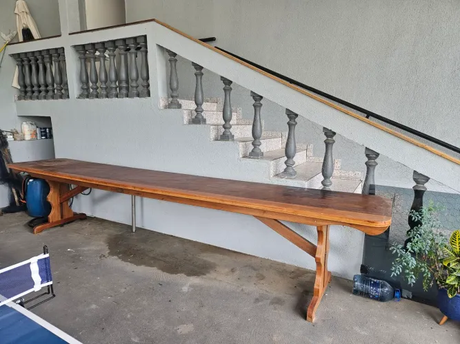 Mesa de madeira maciça 