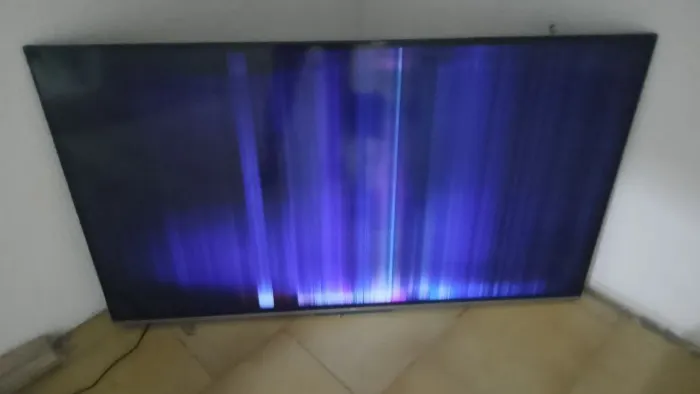 Tv TCL com listras