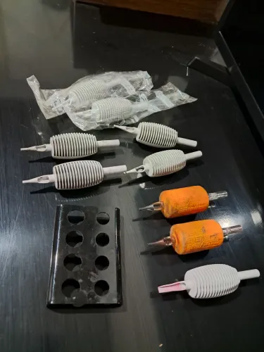 Lote com consumíveis de tatuagem - para estudo