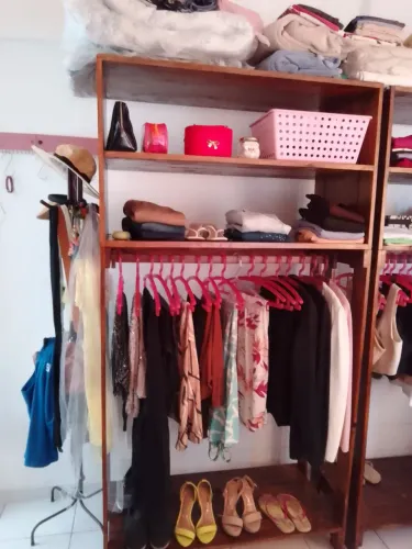 Vendo estante de madeira rústica, semi-nova, maciça. Ideal para usar como guarda-roupas