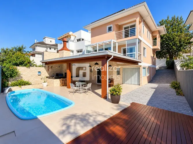 Casa mobiliada com 4 quartos e piscina para alugar na Pedra Branca - Palhoça