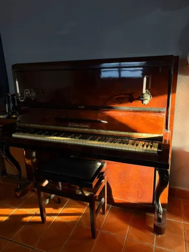 Piano Clássico M. Schwarmann de Armário com Banqueta e Castiçais Originais de Época 