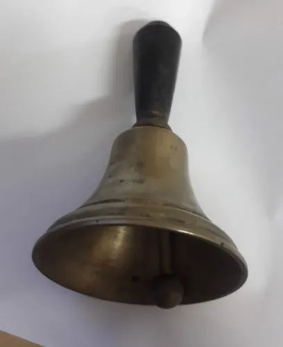 sino de mão de bronze antigo com cabo de madeira