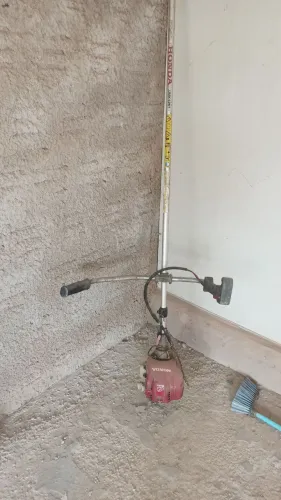 Vende se roçadeira com defeito. Retirada de perça