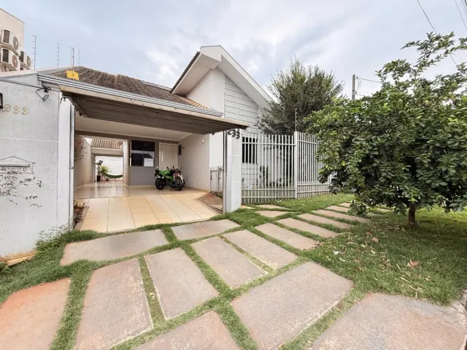 Sobrado à venda em Maringá, Residencial Moreschi, com 4 quartos, com 269.43 m²