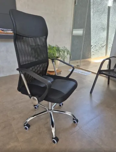 Cadeira de Escritório Ergonômica de Couro Sintético (Nova na Caixa)