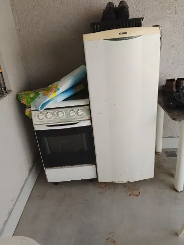 Geladeira e sofá e fogão