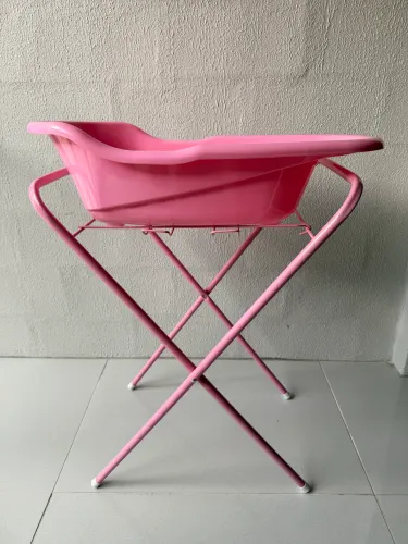 Banheira de bebê com suporte dobrável