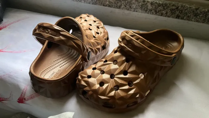 Crocs marrom cintilante n37